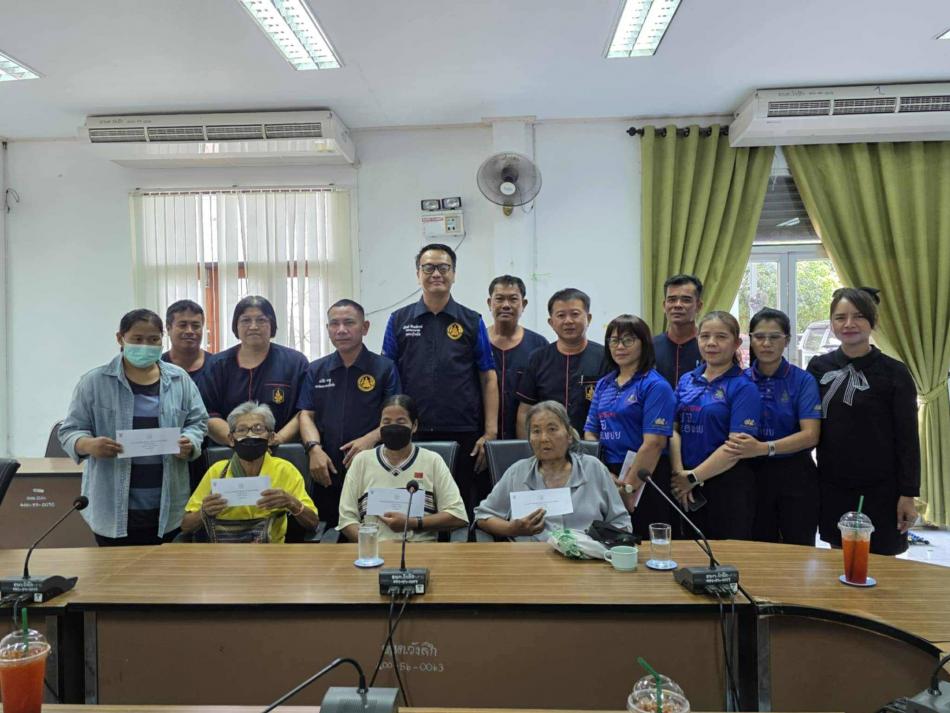 วันที่ 5 สิงหาคม 2568 องค์การบริหารส่วนจังหวัดสุโขทัย ลงพื้นที่มอบเงินช่วยเหลือผู้ป่วยที่มีรายได้น้อย 